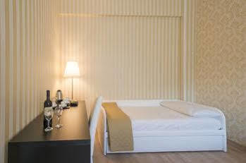 Happy Hotel 2*